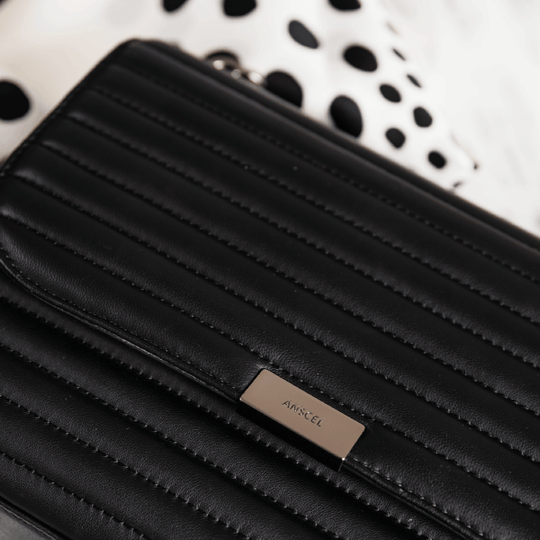 How to properly use a black handbag?