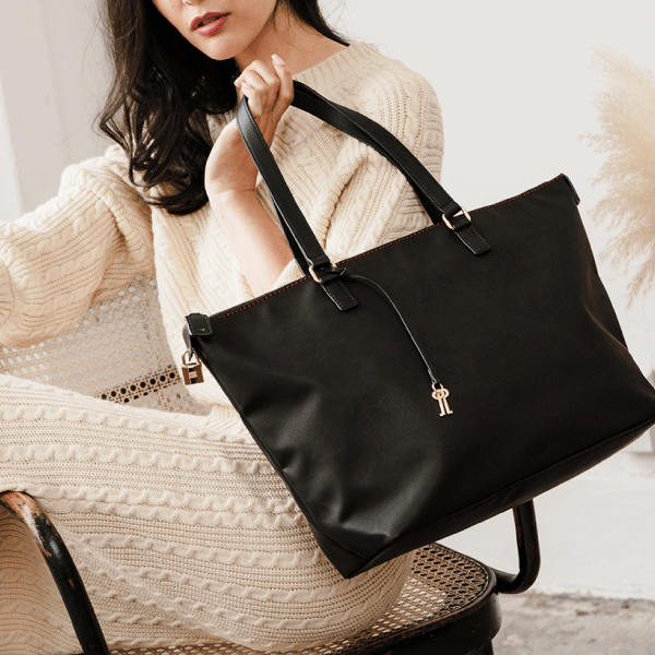 Korean handbag designs to complete your casual outfits: are black ones the best option? 