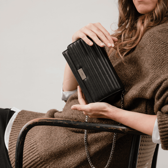 What are the benefits of a black handbag?